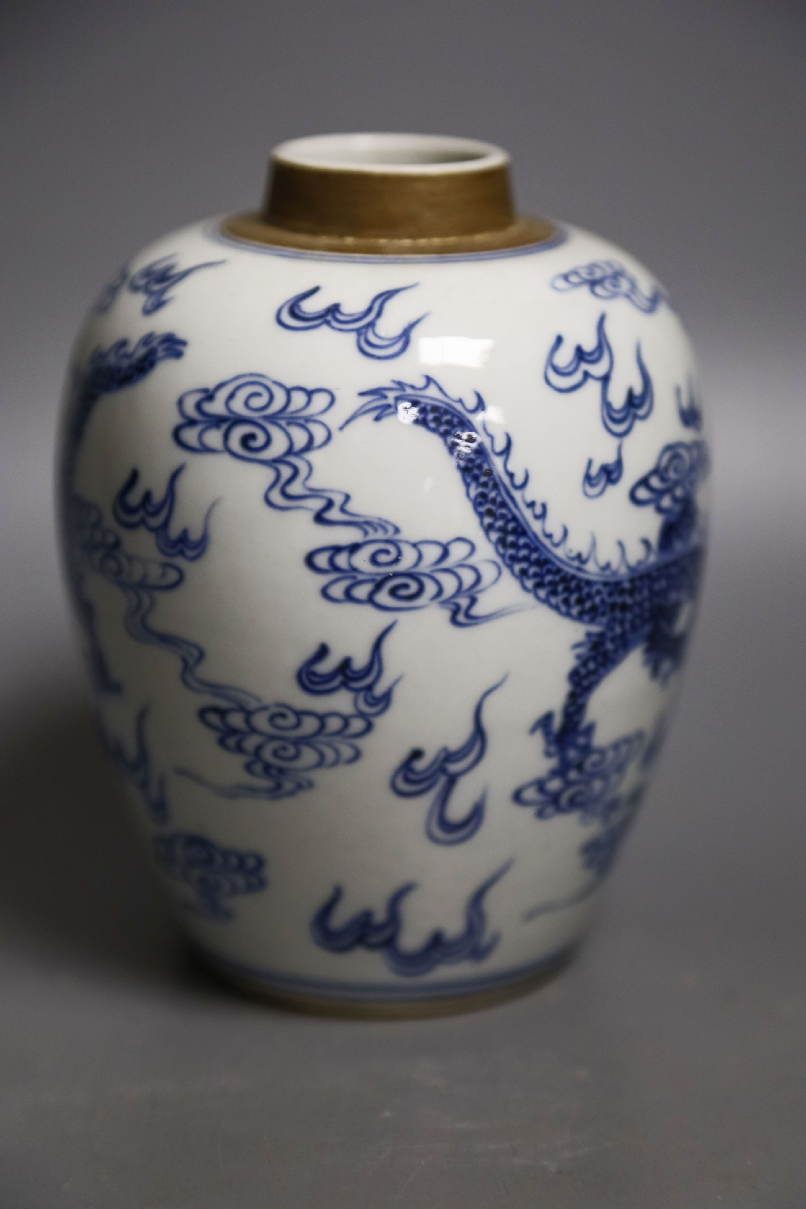 A Chinese blue and white ‘dragon’ jar, 14cm